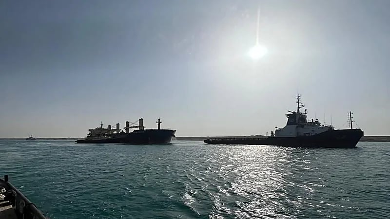 نجاح تعويم السفينة الجانحة في قناة السويس