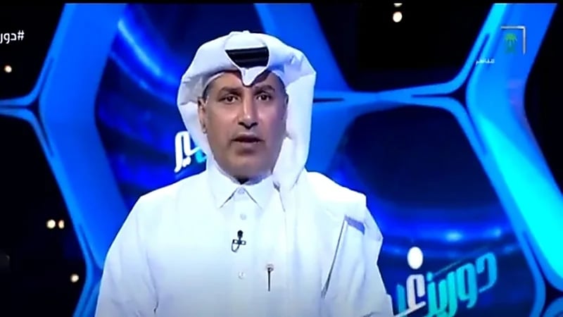 غضب محلل تحكيمي بسبب الإخراج في مباراة النصر والخليج.. فيديو