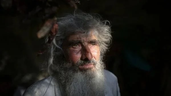 رجل يترك المدينة ويوزع أمواله ليعيش في الكهف