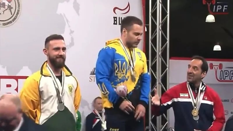 لاعب رفع أثقال أوكراني يرفض مصافحة منافسه الإيراني..فيديو