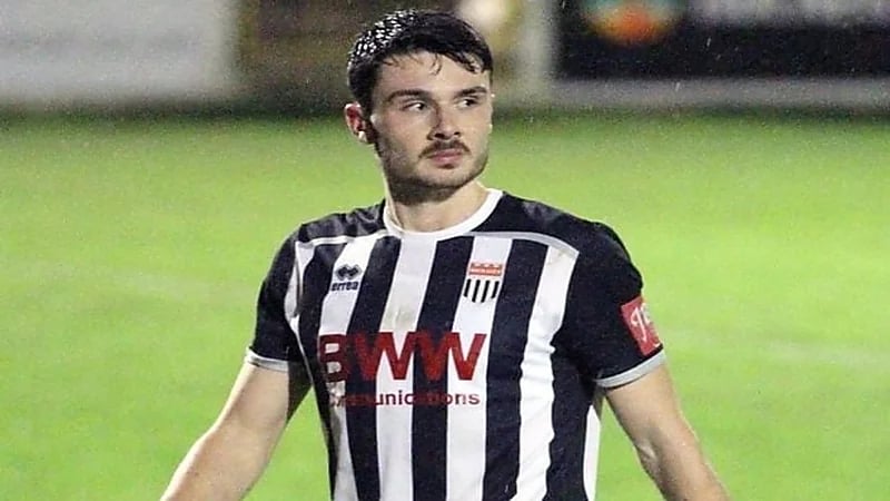 إلغاء مباراة كرة قدم لإصابة خطيرة للاعب