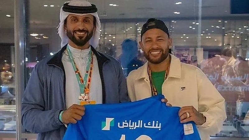 نيمار يهدي الشيخ ناصر بن حمد آل خليفة قميص الهلال