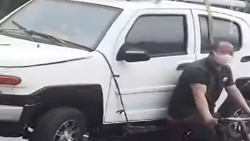 بالفيديو.. رجل يحمل سيارة دفع رباعي على دراجته