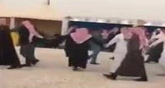 بالفيديو..حراسة مبالغ فيها لأحد المسؤولين تثير الجدل