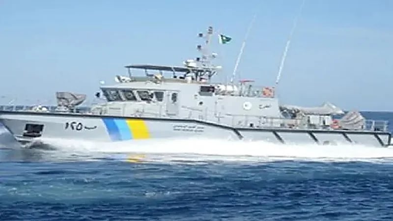 حرس الحدود ينقذ مواطنين تعطلت واسطتهما البحرية في عرض البحر