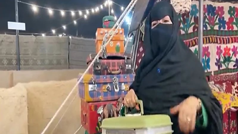 بالفيديو.. مواطنة تعيد إحياء أزياء النساء قديما