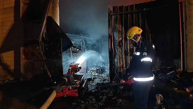 مدني الرياض يخمد حريقًا في أرض مسورة بحي المشاعل