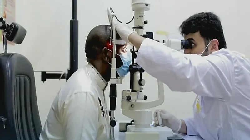 ‏بالفيديو.. فرحة مسن بعد استعادة بصره وتمكنه من قراءة القرآن مجددًا