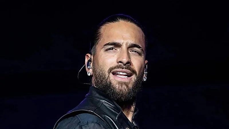 المطرب العالمي مالوما يوقف حفله ليوبخ أماً اصطحبت طفلها .. فيديو