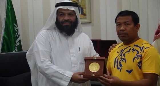 شاهد المكتب التعاوني للدعوة والإرشاد يكرم الفلبيني داوود نظير إنقاذه مسنًا بجدة