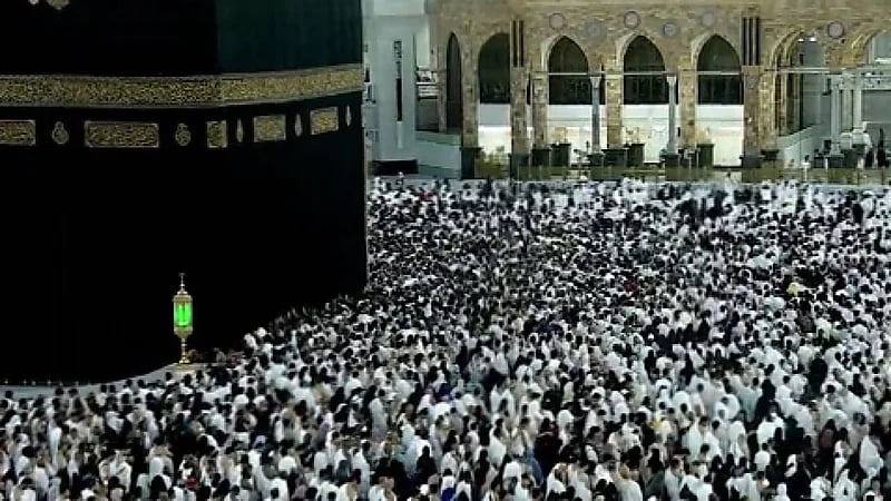 جموع غفيرة للمعتمرين في الحرم المكي يؤدون مناسكهم بيسر وسهولة ..فيديو