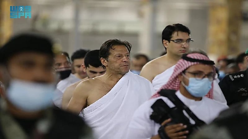 صور.. رئيس وزراء باكستان يؤدي مناسك العمرة