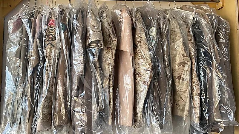 ضبط بدل عسكرية وأنواط ورتب وشعارات مخالفة بالرياض