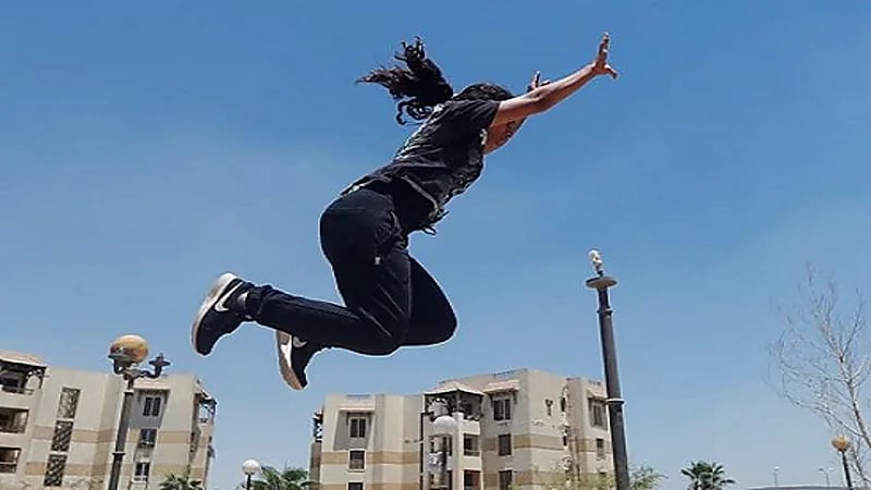 طالبة تلقي نفسها من الطابق الأول بمدرسة بسبب هاتف جوال