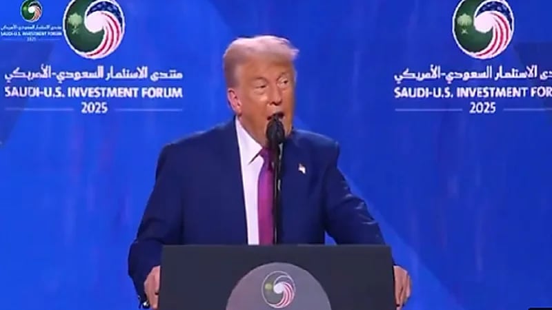 ترامب من الرياض يعلن رفع العقوبات عن سوريا.. فيديو