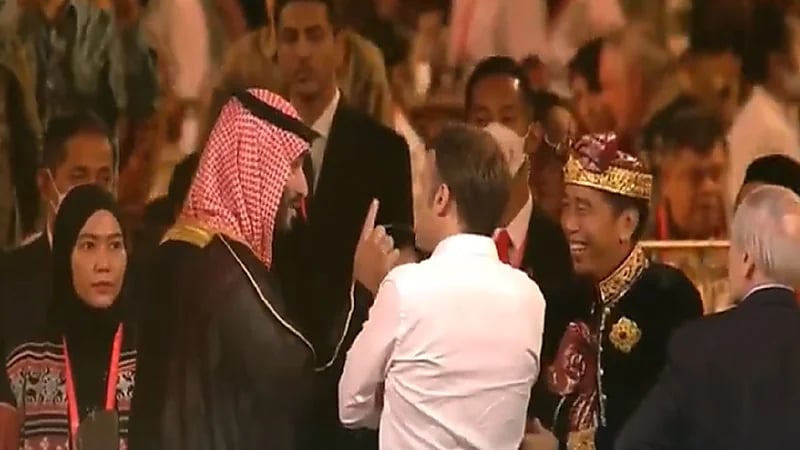 فيديو..حديث جانبي بين ولي العهد والرئيسين الفرنسي والإندونيسي بحفل عشاء قادة الـ20