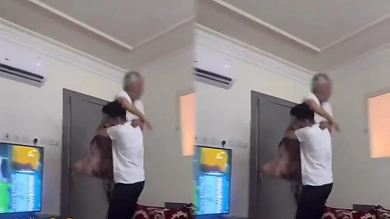 مشجع هلالي يحتفل بحمل والده بطريقة جنونية فرحاً بفوز الزعيم التاريخي.. فيديو