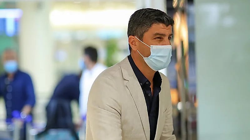 بالصور .. مدرب النصر الجديد يصل الرياض