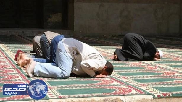 فلسطيني يٌحاول اشعال النيران بإمام مسجد لإطالته بالصلاة