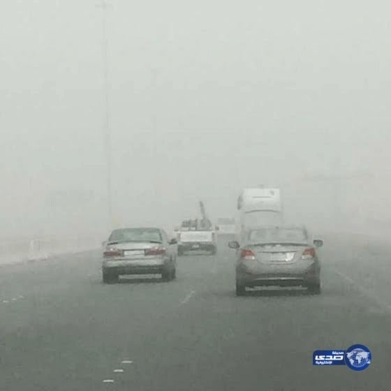 شاهد.. مواطن متقاعد يقوم بزيارة مفاجئة لزملائه السابقين متخفياً بـ "زي كاجوال"