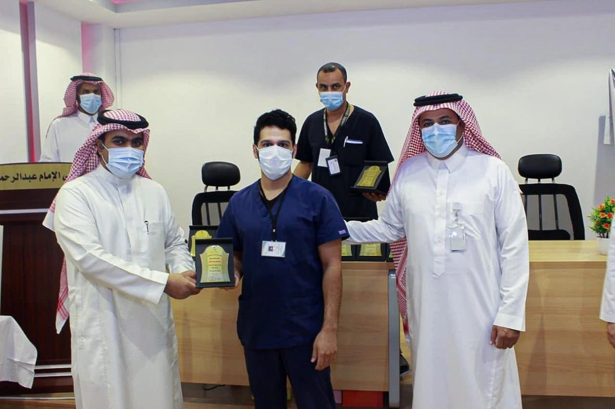 شاهد .. مشاجرة ومضاربة بالأيدي بين سياسيين في برنامج تلفزيوني