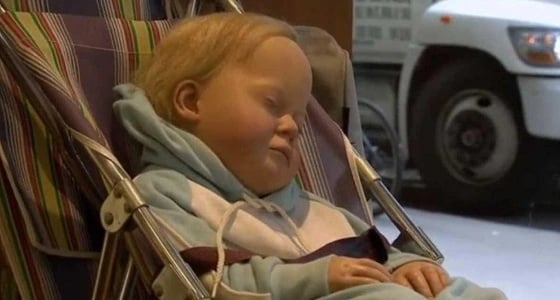 بالصور.. طفل نائم يثير الجدل بدار مزادات