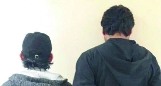 الإطاحة بآسيويين لقيامهما بالسطو على  محل بجدة