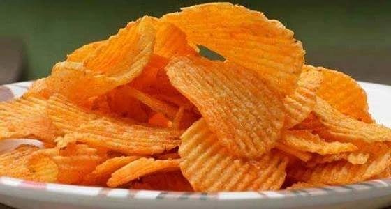 عشرينية تطعن صديقها والسبب " الشيبس"