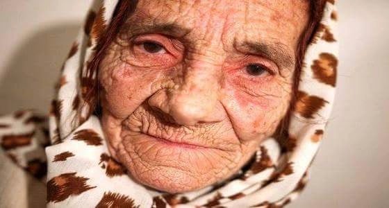 بالصور..عجوز تستخدم لسانها لعلاج مرضاها من العمى