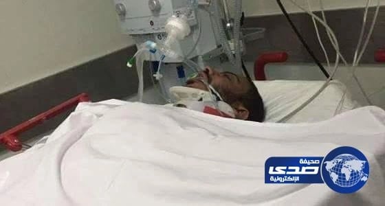 بالصور..حفرة عميقة بطريق التخصصي  تتسبب في دخول شاب العناية المركزة