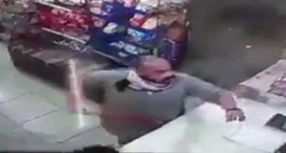 بالفيديو..  سطو لصان على بقالة والاعتداء على البائع في حي النسيم بالرياض