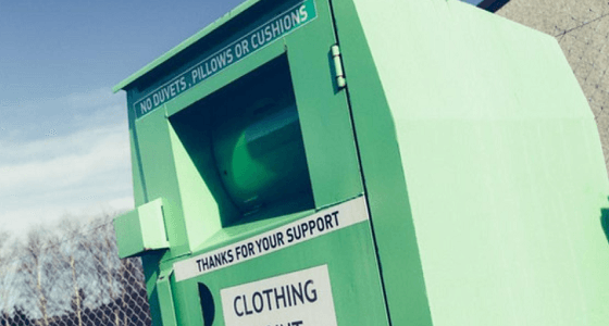 صندوق تبرع بالملابس في الشارع  ينهي حياة امرأة