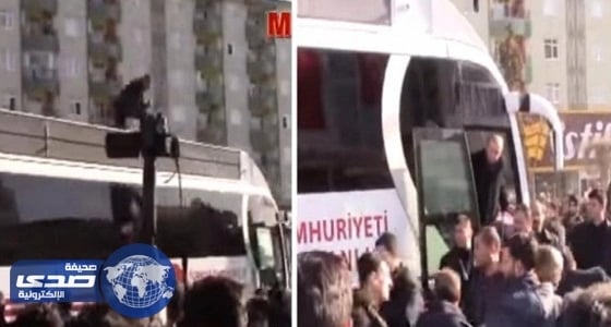 بالفيديو.. حديث كوميدي بين ماجد عبد الله وأحد المشجعين