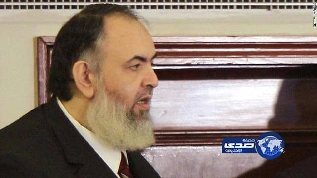 أب يعثر على قطعة أثرية مدفونة أمام منزله يصل عمرها ل800 عام