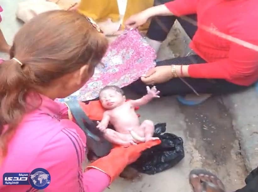 مصرية تلقي طفلها بأحد الشوارع أنتقاما من والده