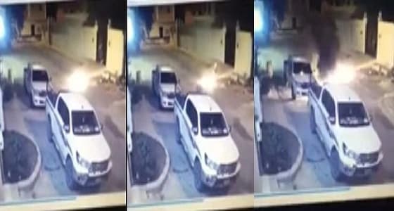 بالفيديو.. مجهول يشعل النار في سيارة وكاميرات المراقبة توثق جريمته