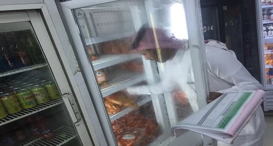 بلدية الريث تصادر مواد غذائية منتهية الصلاحية