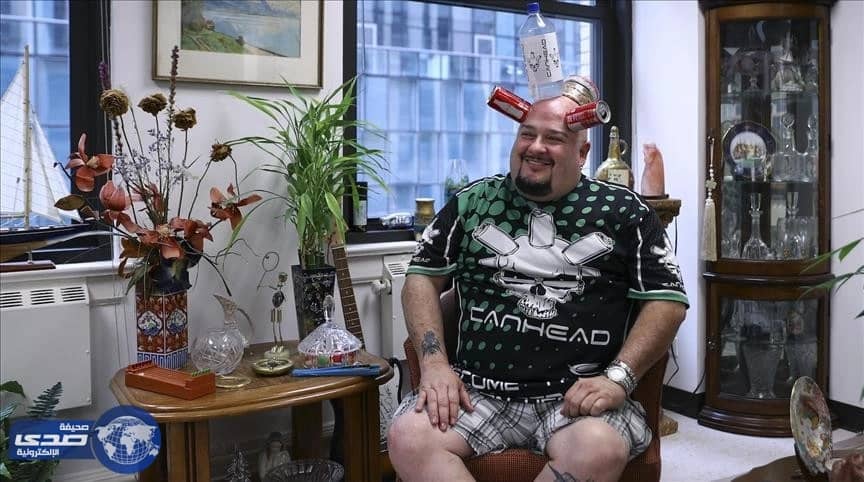 بالفيديو.. أمريكي يلتقط قطع المعادن والبلاستيك برأسه