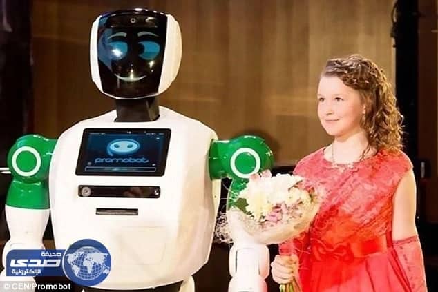 بالفيديو.. روبرت ينقذ فتاة قبل سقوطها