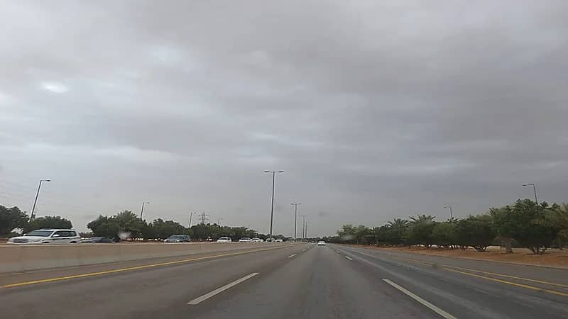 شاهد.. طوابير سيارات تمتد لأكثر من 3 كيلومترات بطريق الثمامة