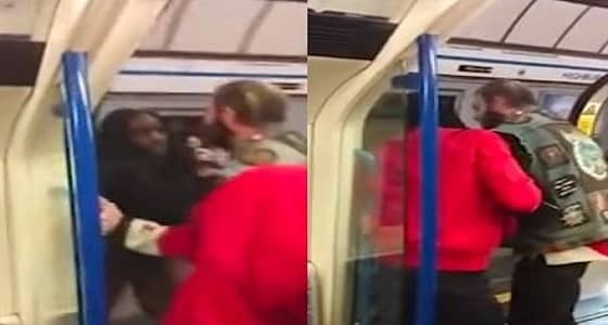 بالفيديو.. مشاجرة عنيفة بين رجل وسيدة بمترو الأنفاق