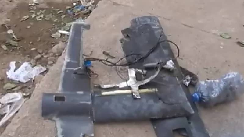 بالفيديو.. لحظة تحطم مسيَّرة مفخخة لميليشيات الحوثي بعد إسقاطها بحيس