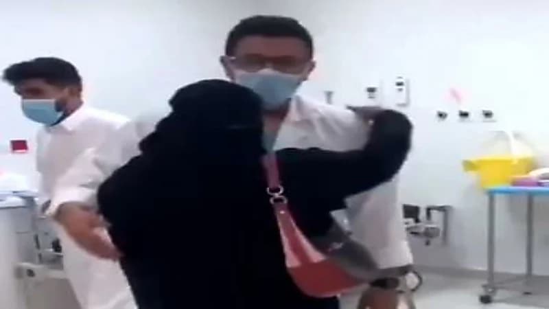 شاهد.. ردة فعل طبيب أثناء استقبال والدته في مركز اللقاحات