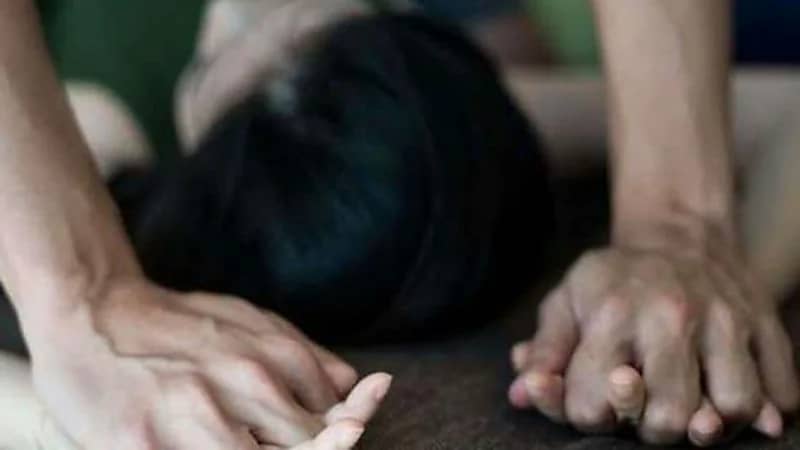 4 ذئاب بشرية تغتصب امرأة أمام زوجها خلال نزهة برية