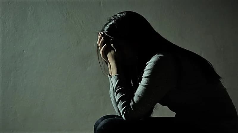 شاب يمارس الرذيلة مع سيدة حتى لا تتزوج شقيقه