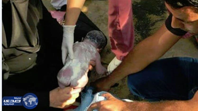 سوريّة تٌنجب ابنها على باب مستشفى لبنانيّ عقب منعها من الدخول