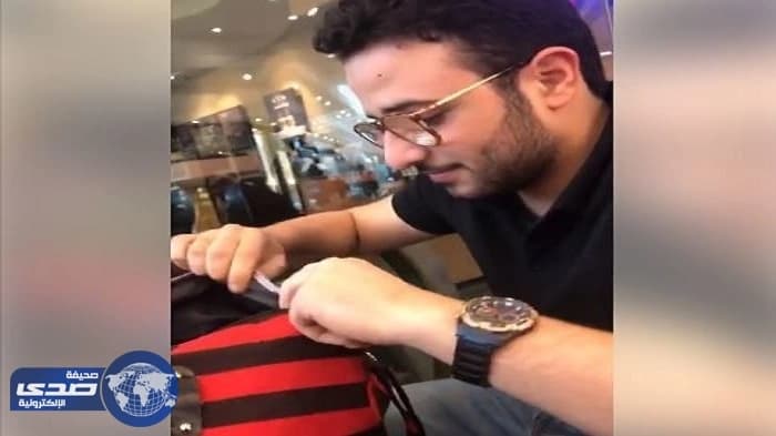 بالفيديو.. شاب يُفتش شنطة زميلته ..فماذا وجد؟!