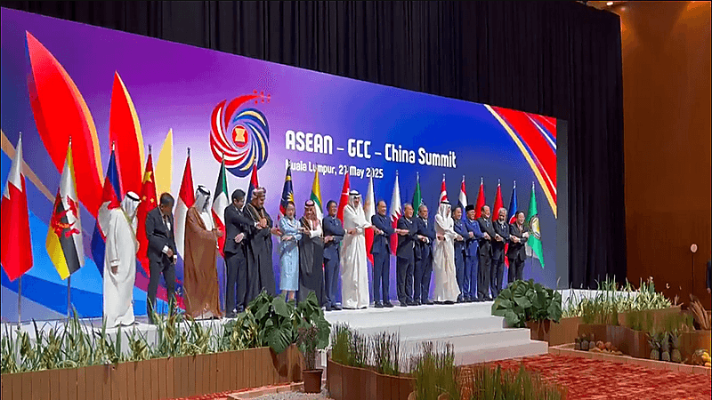 وزير الخارجية يشارك في القمة الثانية بين دول مجلس التعاون ودول رابطة الآسيان