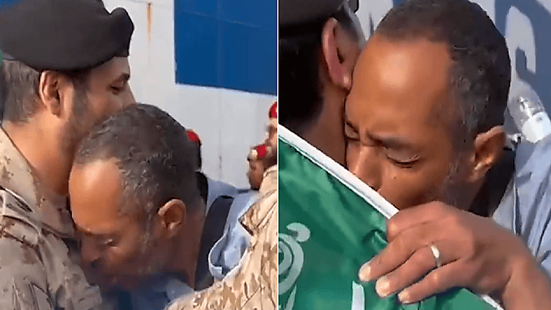 شاهد.. أحد ركاب سفينة "أمانة" يجهش بالبكاء ويحتضن رجال الأمن لحظة وصوله ميناء جدة