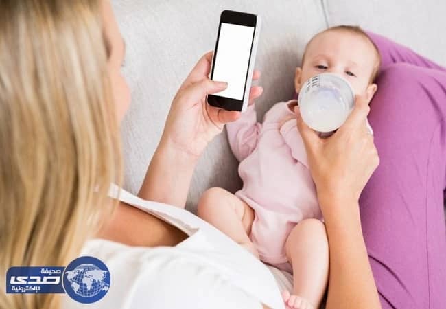 دراسة : هوس الأهل بـ " فيسبوك " يؤثر على سلوك أولادهم